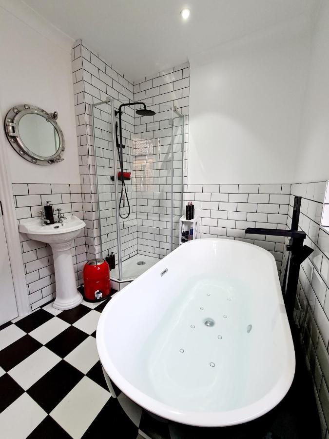 Southsea Royale James Bond 3 Bed Cool Penthouse, Seafront Parking Портсмът Екстериор снимка